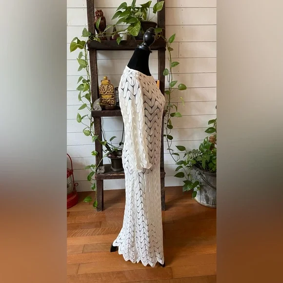 Lesley Evers: Long White Knit Beach V Cut Dress - Picture 10 of 17